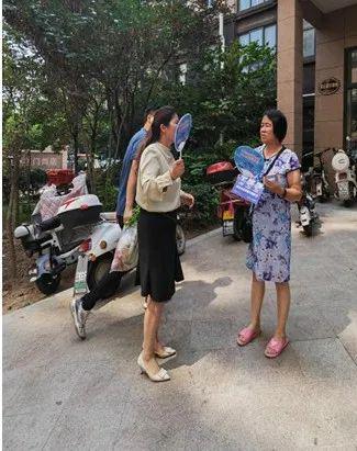 平安人壽鄢陵支公司深入開展消?？h域行金融知識(shí)宣傳活動(dòng)(圖3)